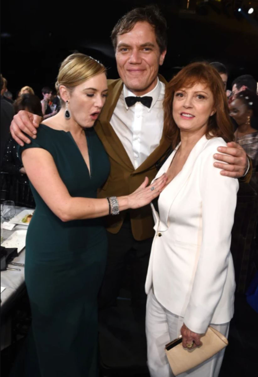 Susan Sarandon posing with other actors at the SAG awards, Photo Credit: Entertainment Tonight/Youtube