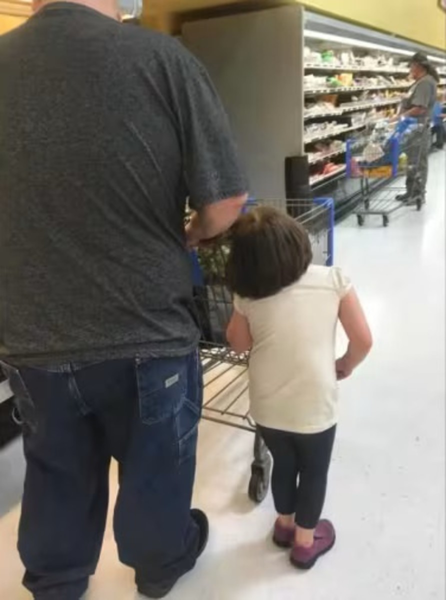 Erika Burch's photo of a man allegedly forcefully gripping his daughter's hair onto a shopping cart inside Walmart, Photo Credit: CBS Texas/Youtube