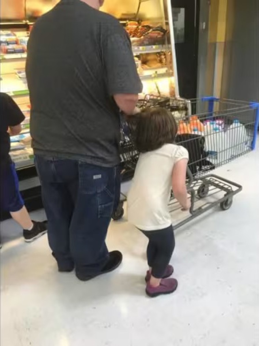 Erika Burch's photo of a man allegedly forcefully gripping his daughter's hair onto a shopping cart inside Walmart, Photo Credit: CBS Texas/Youtube
