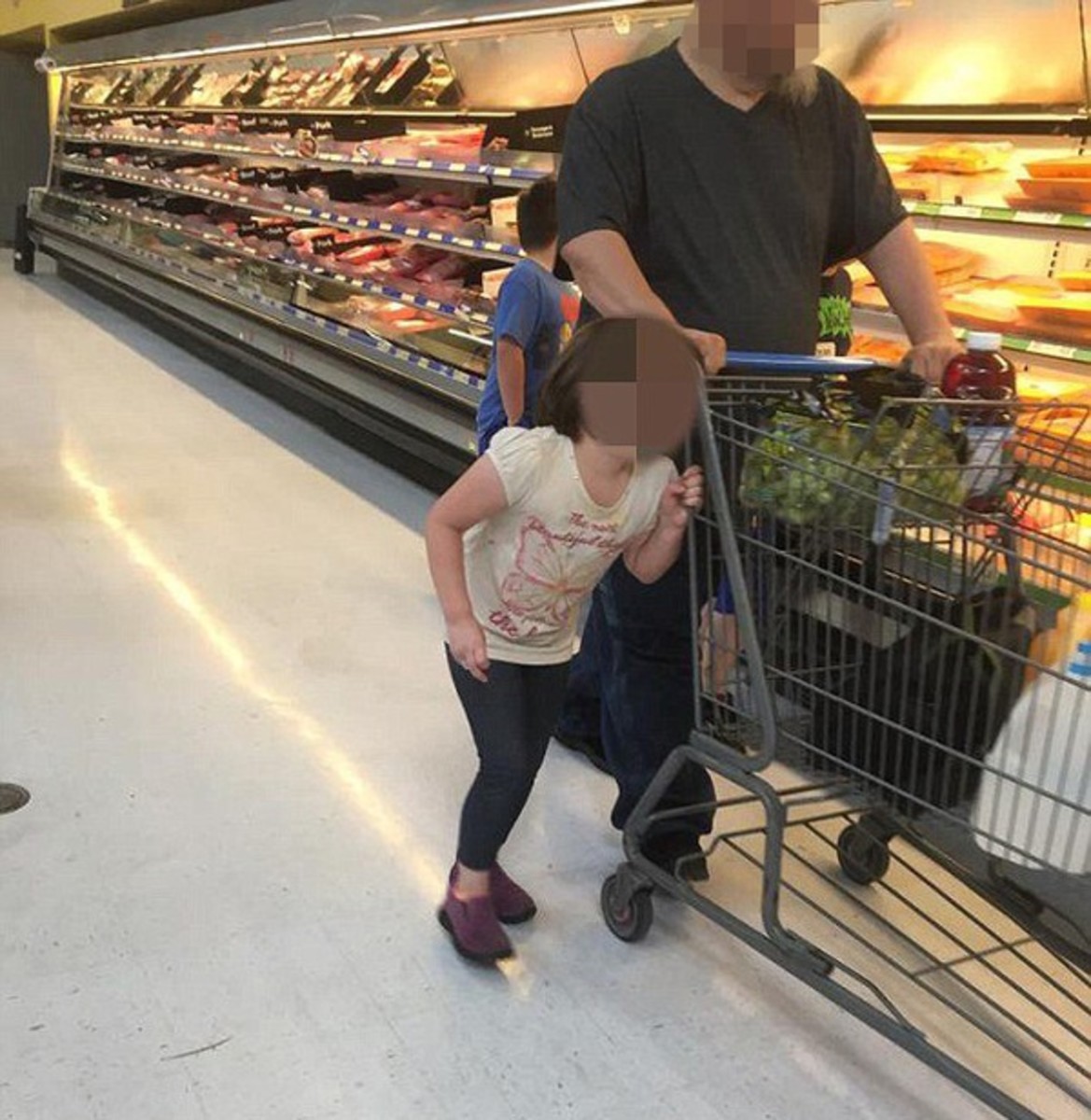 Erika Burch's photo of a man allegedly forcefully gripping his daughter's hair onto a shopping cart inside Walmart, Photo Credit: CBS Texas/Youtube