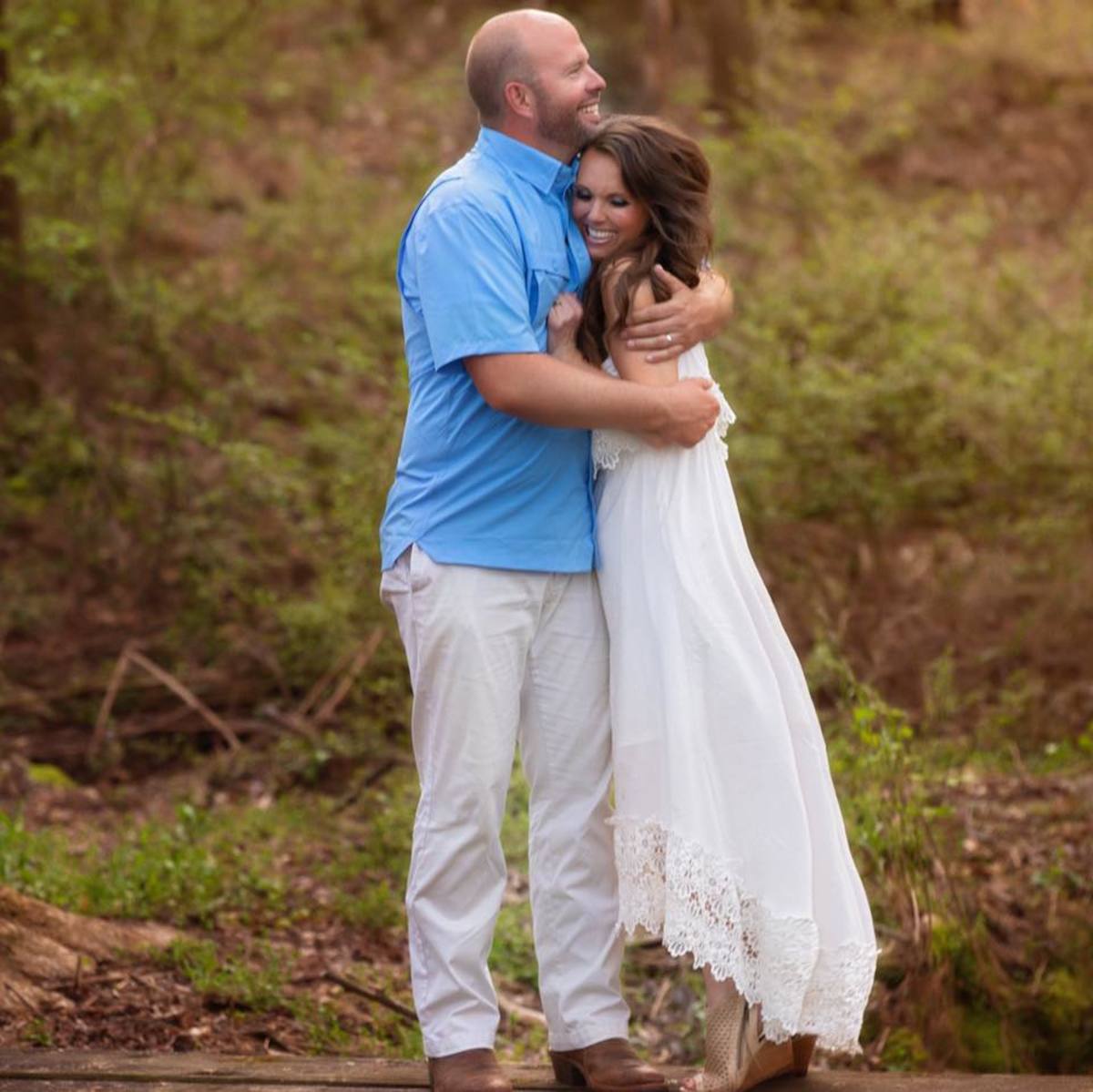Eric and Courtney Waldrop hugging each other, Photo Credit: God's Divine Nine-Sweet Home Sextuplets/Facebook