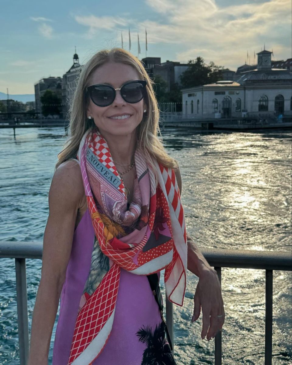 Kelly Ripa posing in front of a river bank, Photo Credit: instasuelos/Instagram
