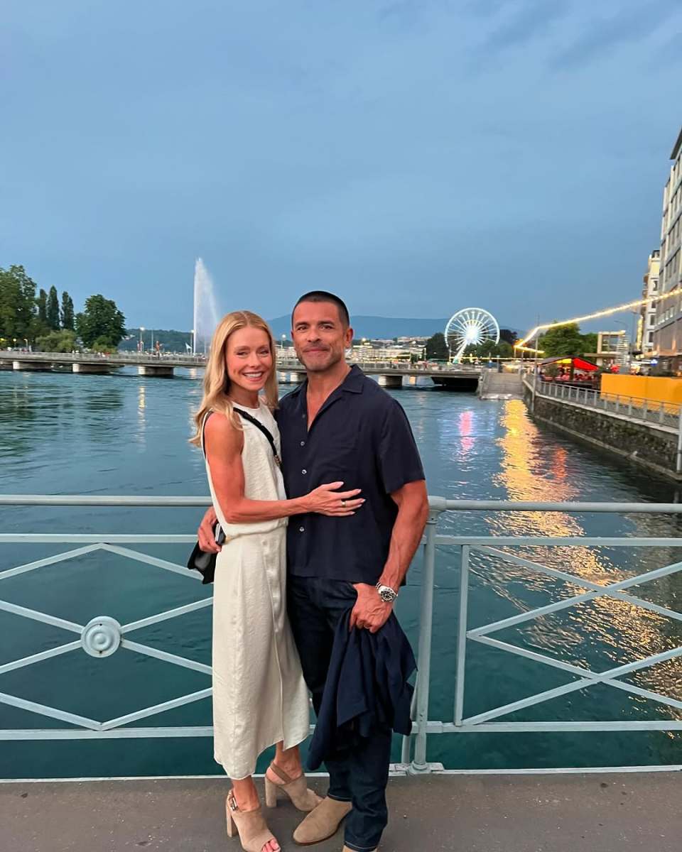 Kelly Ripa posing with her husband Mark, Photo Credit: instasuelos/Instagram