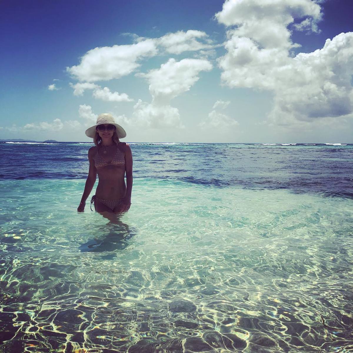 Kelly Ripa posing while in tropical ocean water, Photo Credit: instasuelos/Instagram