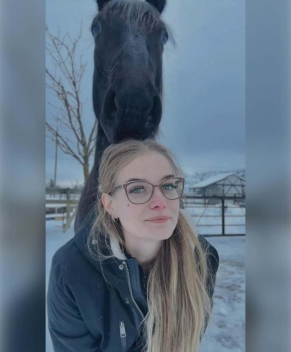 Alesia Carrie and a black horse, Photo Credit: rudniktheroan/Instagram