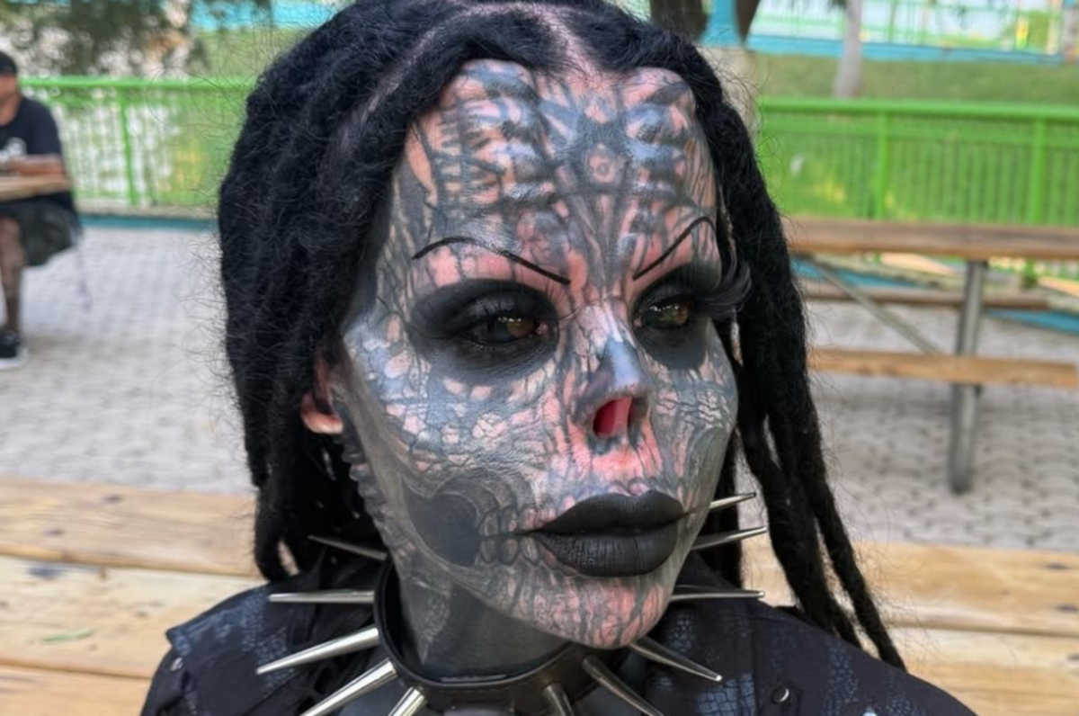 Tattooed Woman Who Keeps Her Nose Inside A Jar Reveals How She Looked