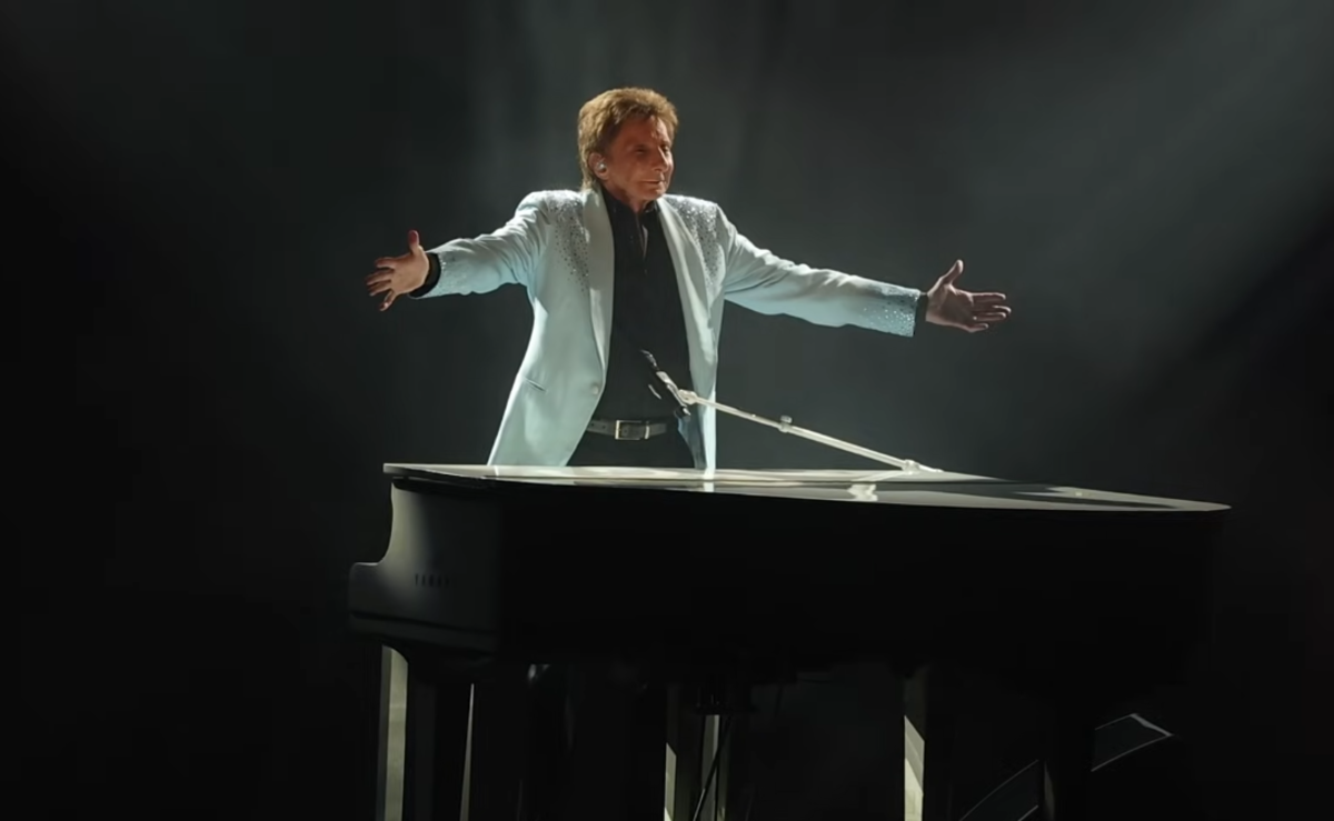 Barry Manilow performing on stage, Photo Credit: Access Hollywood/Youtube