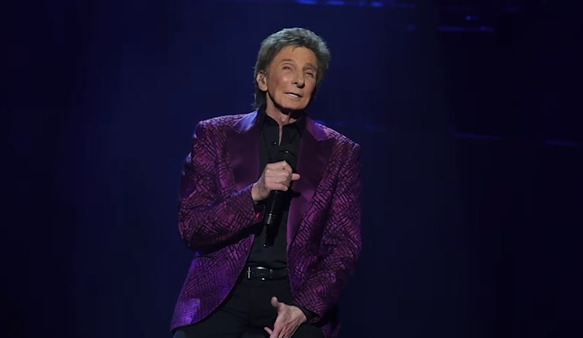 Barry Manilow performing on stage, Photo Credit: Access Hollywood/Youtube