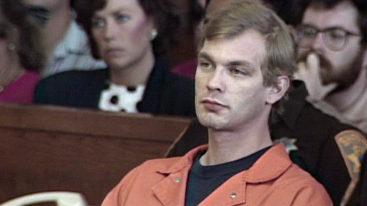 Jeffrey Dahmer wearing orange prison clothes inside the courtroom, Photo Credit: Crimes Reais/X