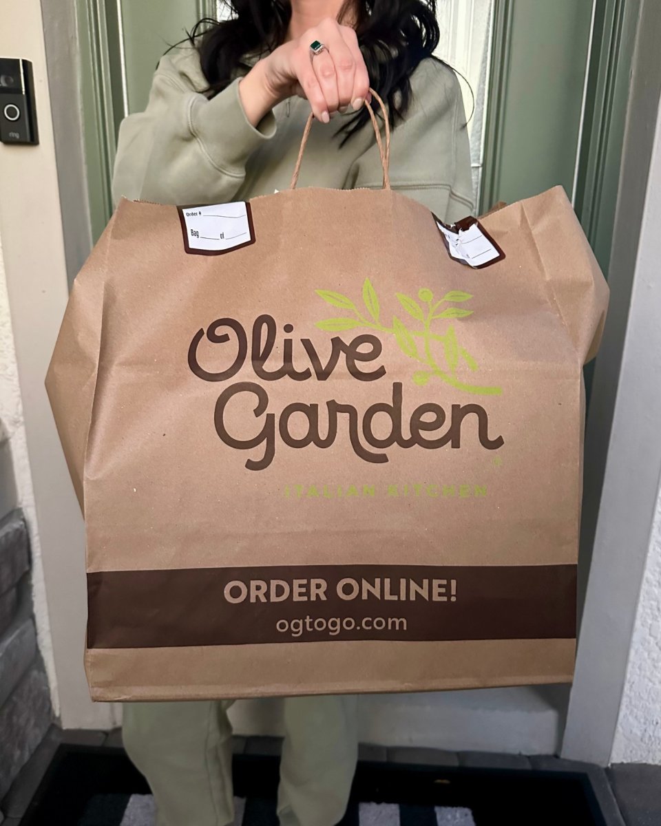 A brown Olive Garden delivery bag, Photo Credit: Olive Garden/X