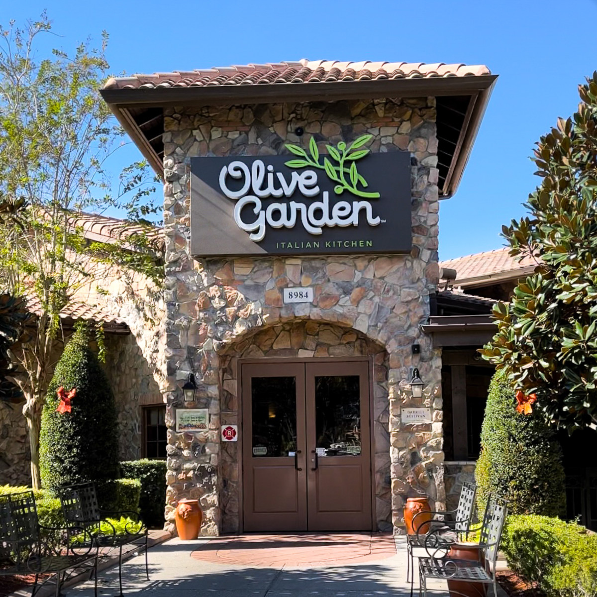 Exterior of an Olive Garden restaurant, Photo Credit: Olive Garden/X