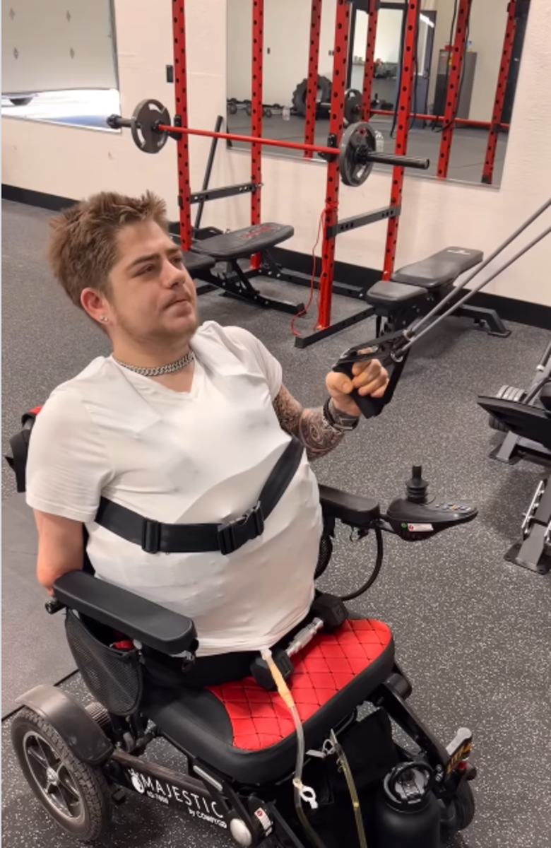 Loren working out inside a gym, Photo Credit: loren.schauers/Instagram