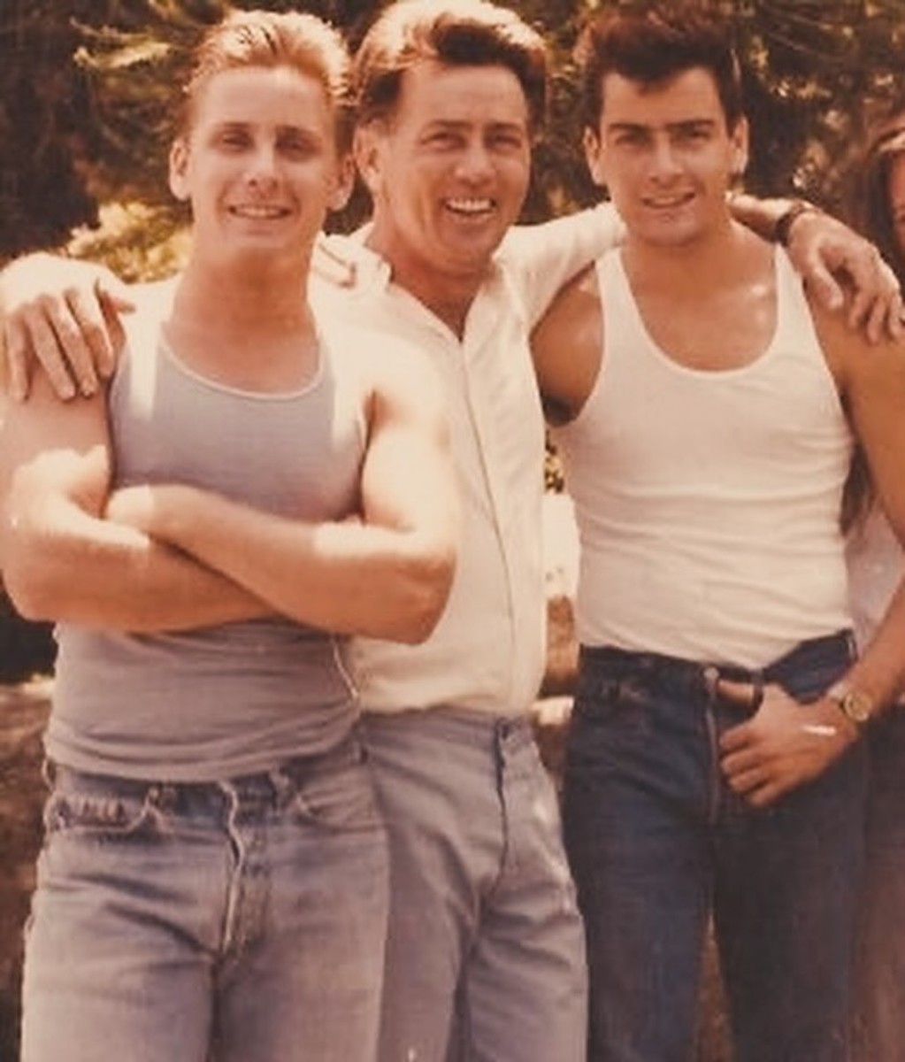 A young Charlie with his father Martin Sheen and brother Emilio Estevez, Photo Credit: 1980smovies/X