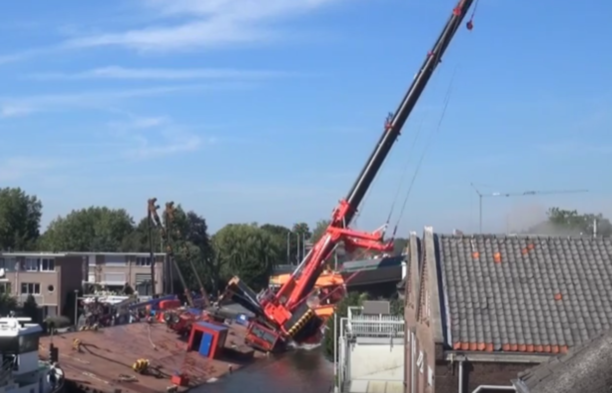 Giant Cranes Tip Over, Crash In The Netherlands (Video)